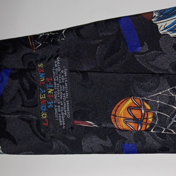 Looney Tunes Mania basketball tie - Picture 2 of 2